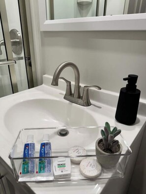 シャワー、ヘアドライヤー、タオル、石鹸