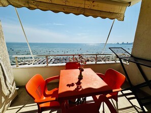 Apartment | Outdoor dining