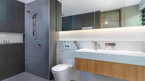 Shower, towels - Aria Villa 2 Port Douglas (Port Douglas)