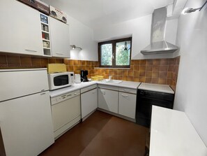 Kylskåp, mikrovågsugn, ugn och diskmaskin