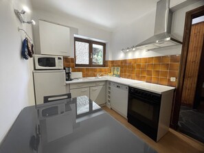 Kühlschrank, Mikrowelle, Ofen, Geschirrspüler