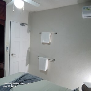 2 chambres, fer et planche à repasser, Wi-Fi, draps fournis
