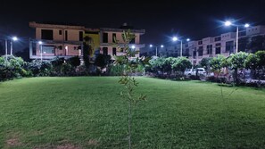 Property grounds - Sipritul stay in Vrindavan  (Sunrakh Bangar)