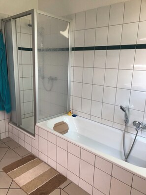 Haartrockner, Bidet, Handtücher, Seife