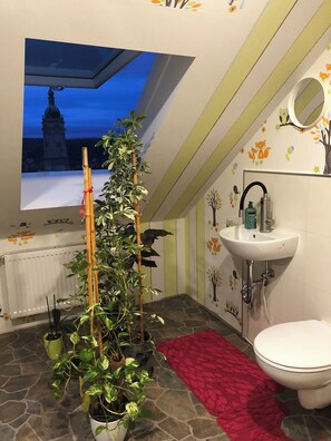 Haartrockner, Bidet, Handtücher, Seife