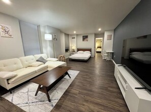 TV - Modern Apt 1114 in Downtown Pittsburgh’s Heart (Pittsburgh)