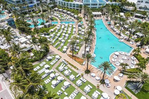Pool - Tresor One Bedroom Suite North Fontainebleau (Miami Beach)
