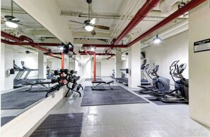 Fitness facility - Modern Apt 1105 in Downtown Pittsburgh’s Heart (Pittsburgh)