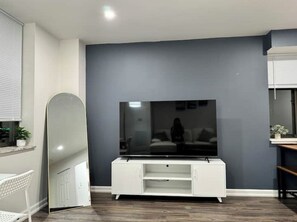 Interior - Apt 1111 in Pittsburgh’s Heart with PNC Park View (Pittsburgh)