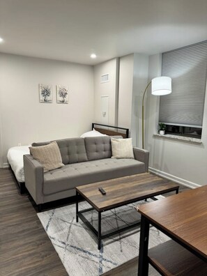 TV - Modern Apt 1106 in Downtown Pittsburgh’s Heart (Pittsburgh)