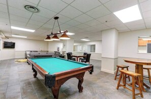 Game room - Modern Apt 1106 in Downtown Pittsburgh’s Heart (Pittsburgh)
