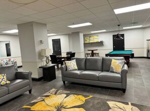 Game room - Modern Apt 1113 in Downtown Pittsburgh’s Heart (Pittsburgh)