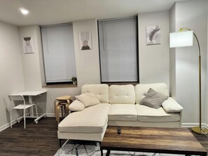 TV - Modern Apt 1113 in Downtown Pittsburgh’s Heart (Pittsburgh)