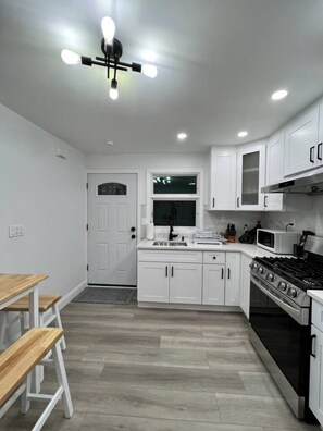 Fridge, microwave, oven, toaster - SI HOUSE - Lovely 2 bedroom unit in Staten Island (Staten Island)