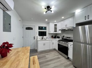 Geladeira, micro-ondas, fogão, torradeira