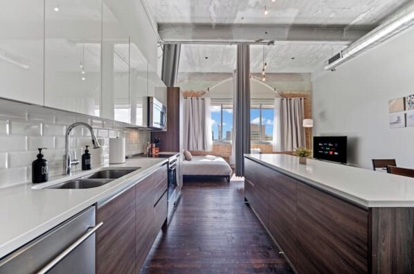 Fridge, oven, dishwasher - Downtown Dallas Gem: Your Perfect Urban Retreat 14 (Dallas)