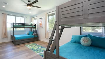 6 habitaciones, escritorio y tabla de planchar con plancha