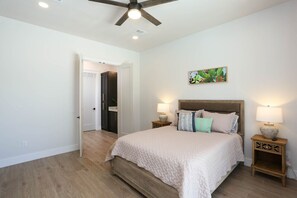 6 間睡房、書桌、熨斗/熨衫板、可攜式嬰兒床