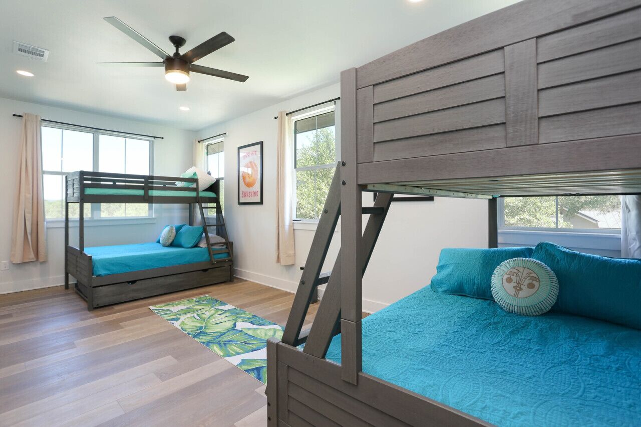 6 bedrooms, desk, iron/ironing board, travel crib