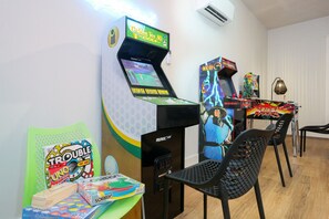 Games room - Heated pool~Hot Tub~Golf Cart~Arcade~Two Kitchens~Sleeps 28 (Concan)
