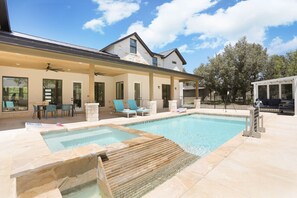 A heated pool - Heated pool~Hot Tub~Golf Cart~Arcade~Two Kitchens~Sleeps 28 (Concan)