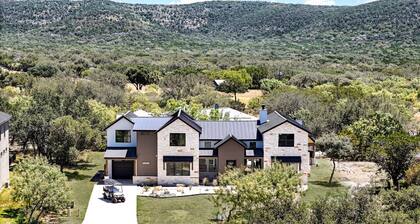 Heated pool~Hot Tub~Golf Cart~Arcade~Two Kitchens~Sleeps 28