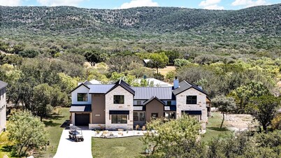 Heated pool~Hot Tub~Golf Cart~Arcade~Two Kitchens~Sleeps 28