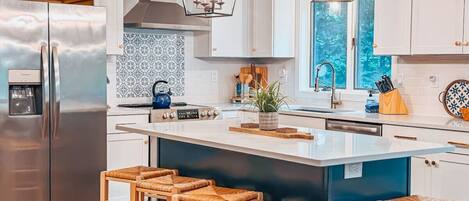 Geladeira, micro-ondas, fogão, cooktop