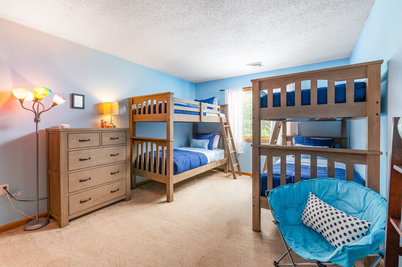 3 makuuhuonetta, työpöytä, silitysrauta/-lauta, vauvan matkasänky