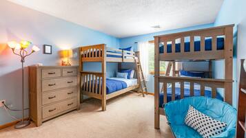 3 makuuhuonetta, työpöytä, silitysrauta/-lauta, vauvan matkasänky