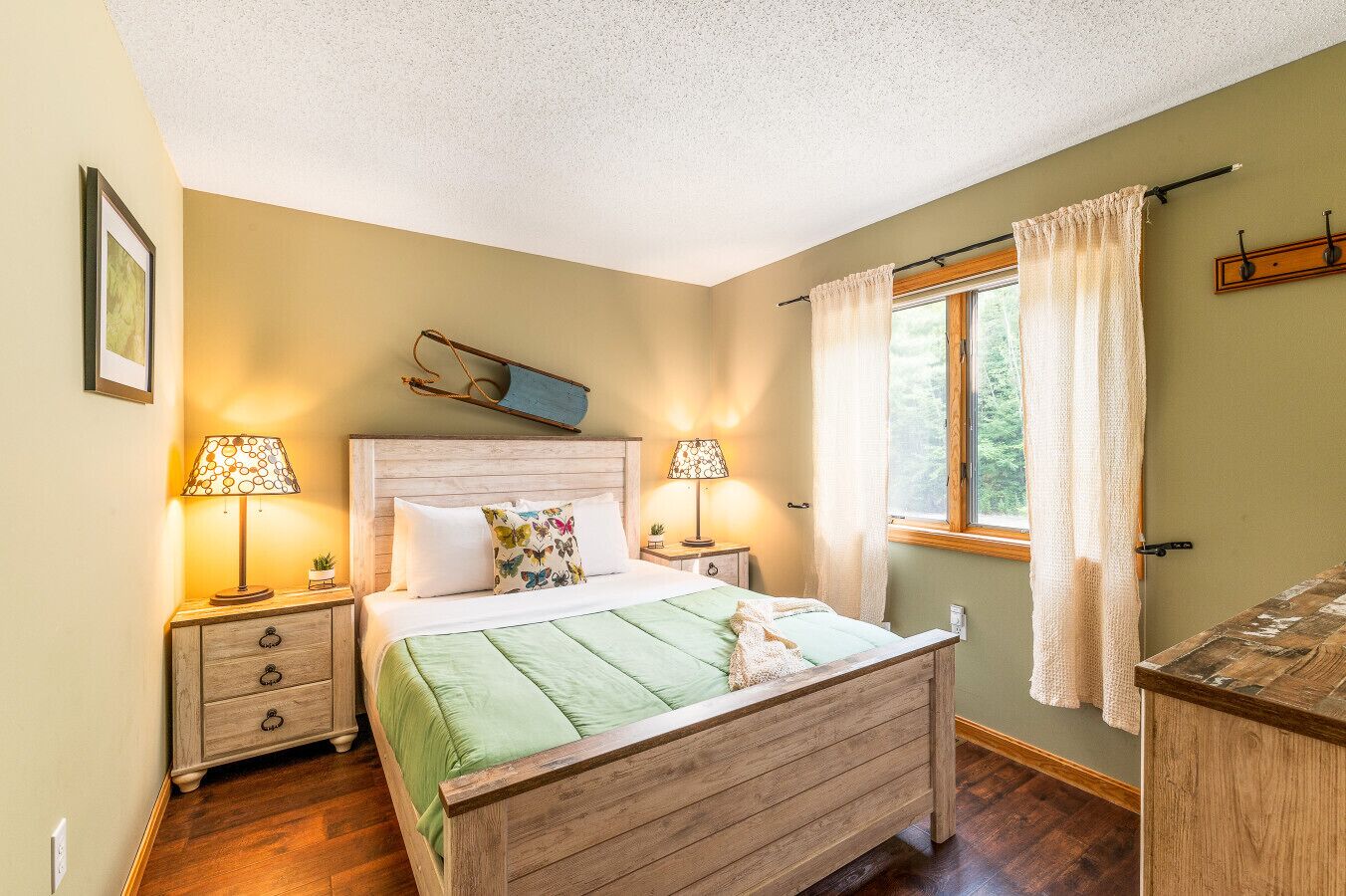 3 bedrooms, desk, iron/ironing board, travel crib