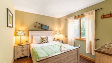 3 bedrooms, desk, iron/ironing board, travel crib