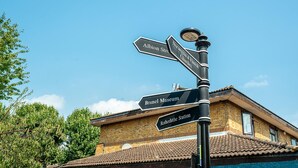 En vägvisare med flera pilar som pekar i olika riktningar mot olika destinationer, till exempel Albion Street, de norska och finska kyrkorna, Brunel-museet och Rotherhithe station.