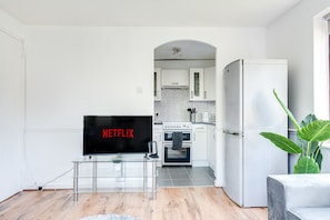 Apartment | Private kitchen | Fridge, microwave, oven, stovetop - Canadawater-2bedroom-1bathroom-wifi-free Parking (London)