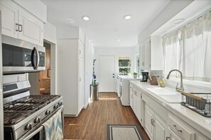 Fridge, microwave, oven, stovetop - Near Disney! 2 Bed 1 Bath - Back House (Santa Ana)