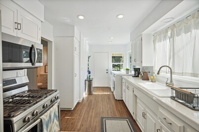 Near Disney! 2 Bed 1 Bath - Back House