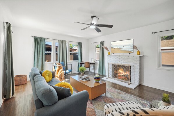 Smart TV, fireplace - Near Disney! 2 Bed 1 Bath - Back House (Santa Ana)