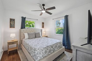 2 bedrooms, iron/ironing board, WiFi, bed sheets - Near Disney! 2 Bed 1 Bath - Back House (Santa Ana)