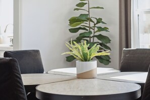 Dining - Near Disney! 2 Bed 1 Bath - Back House (Santa Ana)