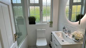 Ducha, secador de pelo, toallas y jabón