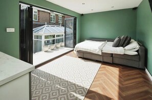 4 habitaciones, tabla de planchar con plancha, cuna de viaje y wifi 