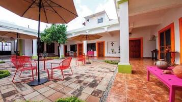 Habitación cuádruple Confort, vista al patio | Terraza o patio