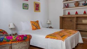 Chambre Double Deluxe, vue cour intérieure | Fer et planche à repasser, Wi-Fi gratuit