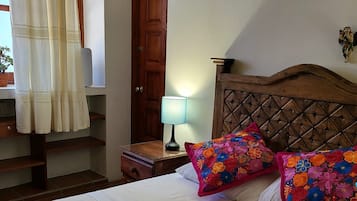 Habitación básica, vista al patio | Tabla de planchar con plancha y wifi gratis