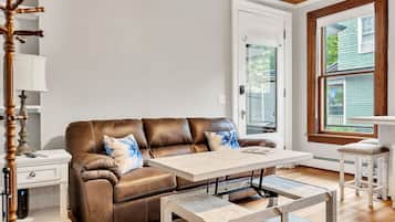 Una Smart TV, una chimenea, libros