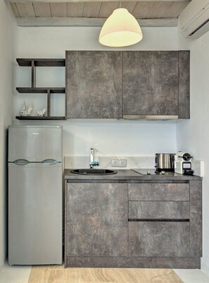 Fridge, stovetop, coffee/tea maker, electric kettle