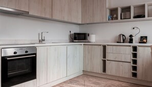 Een koelkast, een magnetron, een oven, een kookplaat