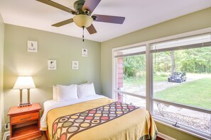 4 habitaciones, escritorio y tabla de planchar con plancha