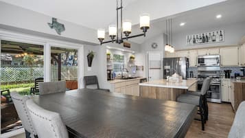 Kylskåp, mikrovågsugn, ugn och spishäll