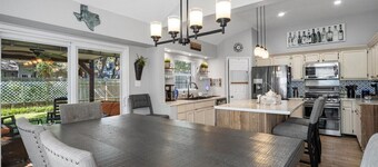 Family Retreat - Jetted Bathtub - Next to park with Pool, Tennis, & Playground!